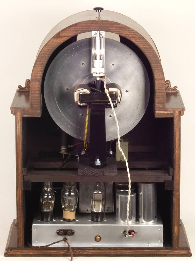 Ein Bild, das drinnen, sitzend, Regal, alt enth�lt.

Automatisch generierte Beschreibung