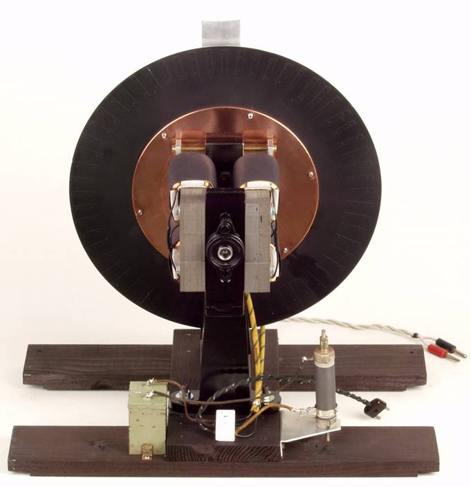 Ein Bild, das Tisch, sitzend, schwarz, Mann enth�lt.

Automatisch generierte Beschreibung