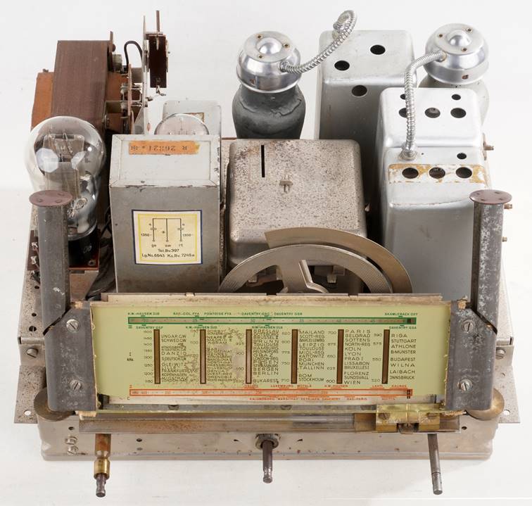 Ein Bild, das Tisch, alt, sitzend, aus Holz enth�lt.

Automatisch generierte Beschreibung