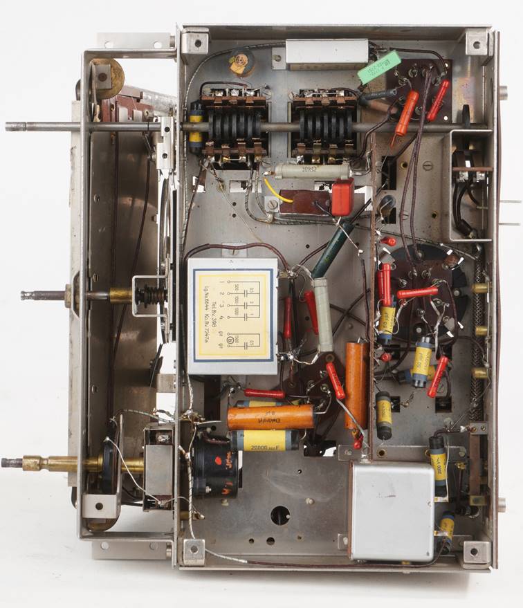 Ein Bild, das drinnen, sitzend, LKW, gro� enth�lt.

Automatisch generierte Beschreibung