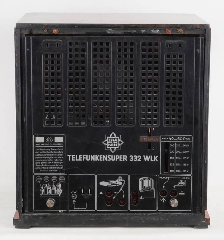 Ein Bild, das sitzend, Tisch, Computer, Monitor enth�lt.

Automatisch generierte Beschreibung