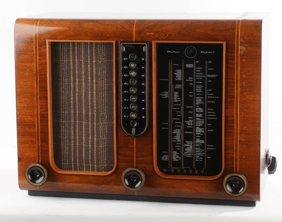 Ein Bild, das sitzend, drinnen, Tisch, aus Holz enth�lt.

Automatisch generierte Beschreibung