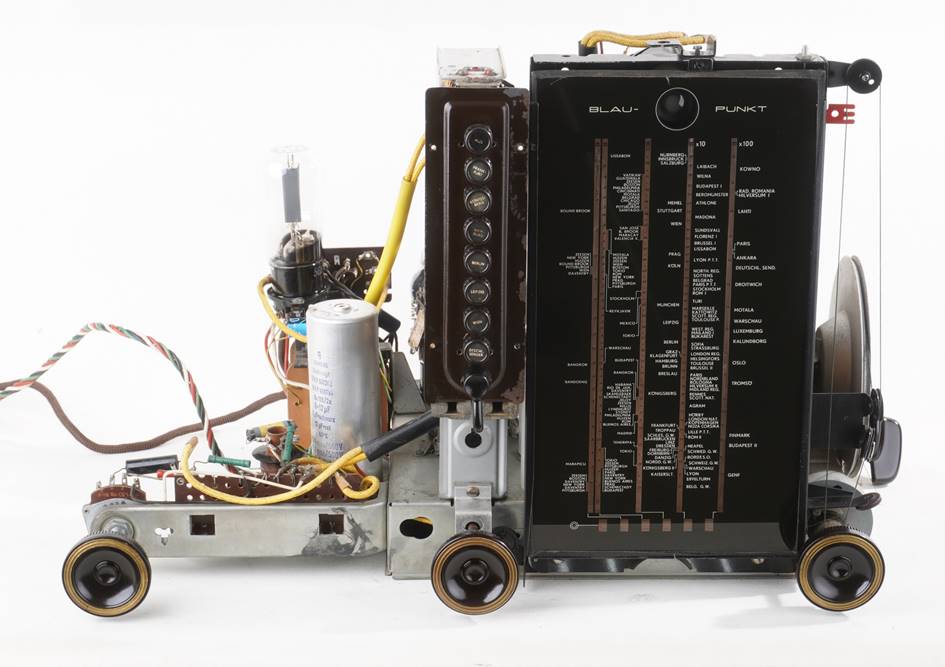 Ein Bild, das LKW, gro�, sitzend, Tisch enth�lt.

Automatisch generierte Beschreibung