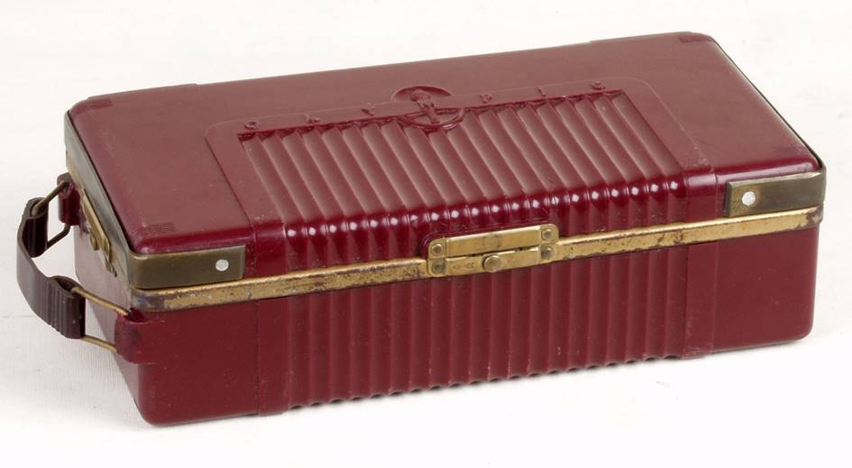 Ein Bild, das Container, Koffer, Kasten, Gep�ck enth�lt.

Automatisch generierte Beschreibung