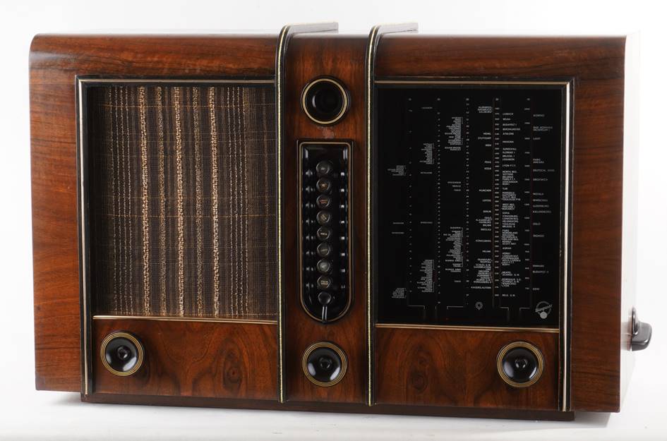 Ein Bild, das sitzend, aus Holz, Tisch, braun enth�lt.

Automatisch generierte Beschreibung