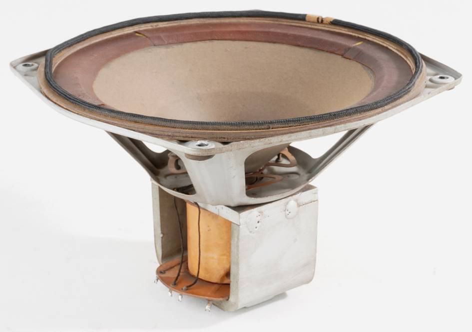 Ein Bild, das sitzend, alt, Kasten, Koffer enth�lt.

Automatisch generierte Beschreibung