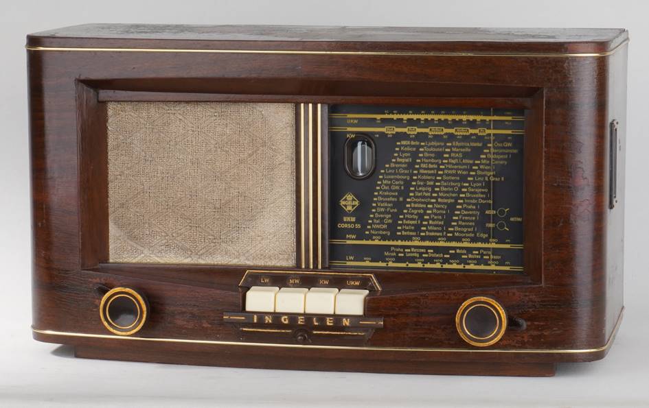 Ein Bild, das drinnen, Tisch, sitzend, alt enth�lt.

Automatisch generierte Beschreibung