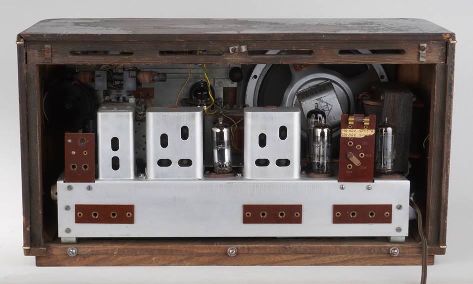 Ein Bild, das drinnen, Mikrowelle, sitzend, Backofen enth�lt.

Automatisch generierte Beschreibung