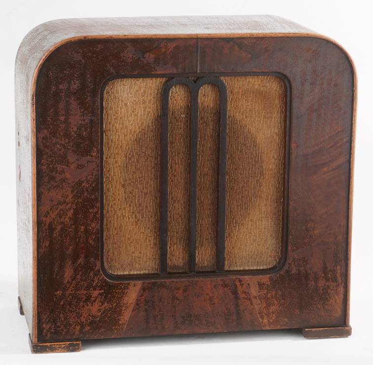 Ein Bild, das drinnen, sitzend, braun, Schrank enth�lt.

Automatisch generierte Beschreibung