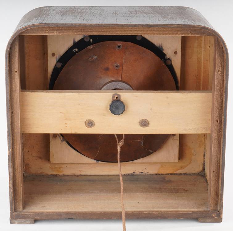 Ein Bild, das drinnen, Schrank, sitzend, aus Holz enth�lt.

Automatisch generierte Beschreibung