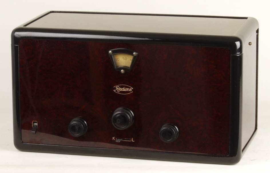 Ein Bild, das Schrank, drinnen, sitzend, Monitor enth�lt.

Automatisch generierte Beschreibung