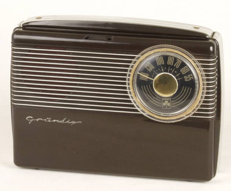 Ein Bild, das Elektronik, sitzend, Front, Katze enth�lt.

Automatisch generierte Beschreibung