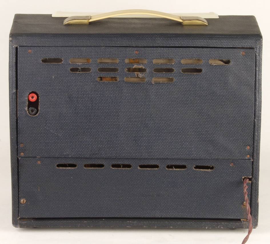 Ein Bild, das drinnen, Elektronik, sitzend, Koffer enth�lt.

Automatisch generierte Beschreibung