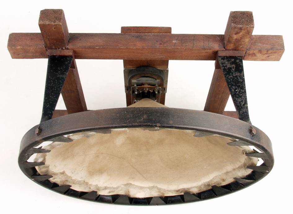 Ein Bild, das Tisch, sitzend, aus Holz, Kuchen enth�lt.

Automatisch generierte Beschreibung