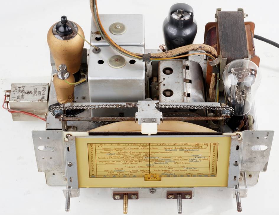 Ein Bild, das Tisch, sitzend, Schreibtisch enth�lt.

Automatisch generierte Beschreibung