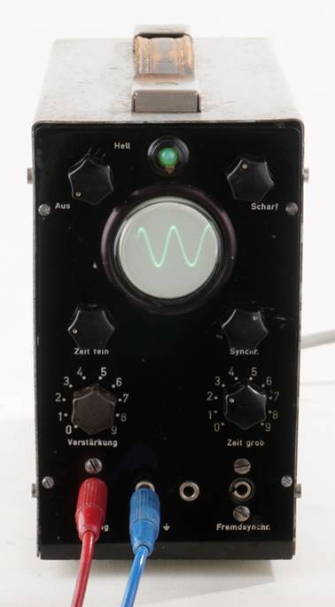 Ein Bild, das Elektronik, Anzeige, sitzend, Kamera enth�lt.

Automatisch generierte Beschreibung