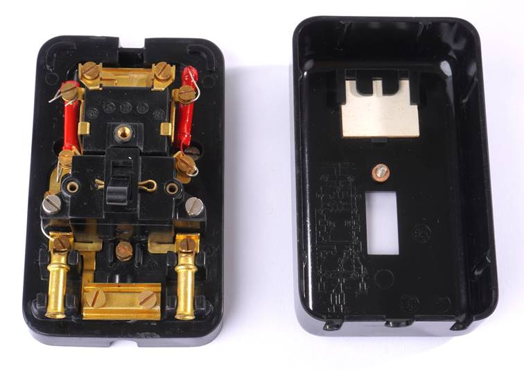 Ein Bild, das Tisch, verschieden, sitzend, Haufen enth�lt.

Automatisch generierte Beschreibung