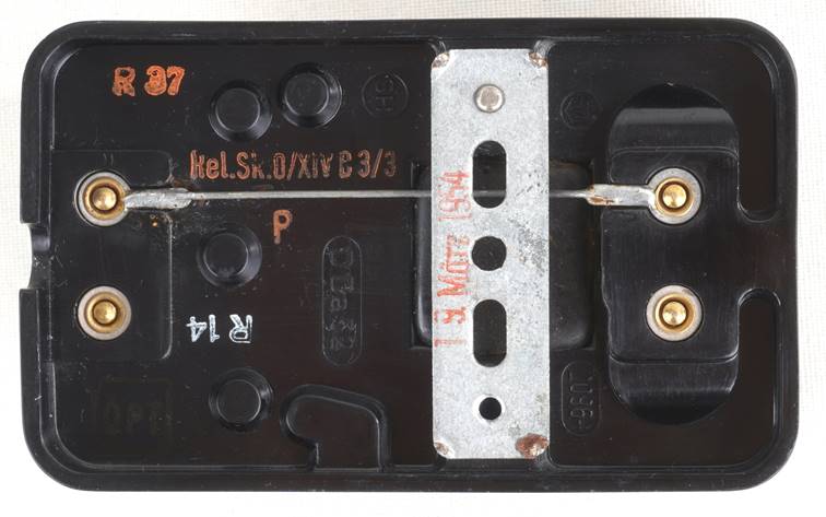 Ein Bild, das Kamera, sitzend, Hand, Seite enth�lt.

Automatisch generierte Beschreibung