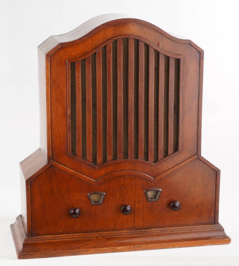 Ein Bild, das Schrank, M�bel, drinnen, aus Holz enth�lt.

Automatisch generierte Beschreibung