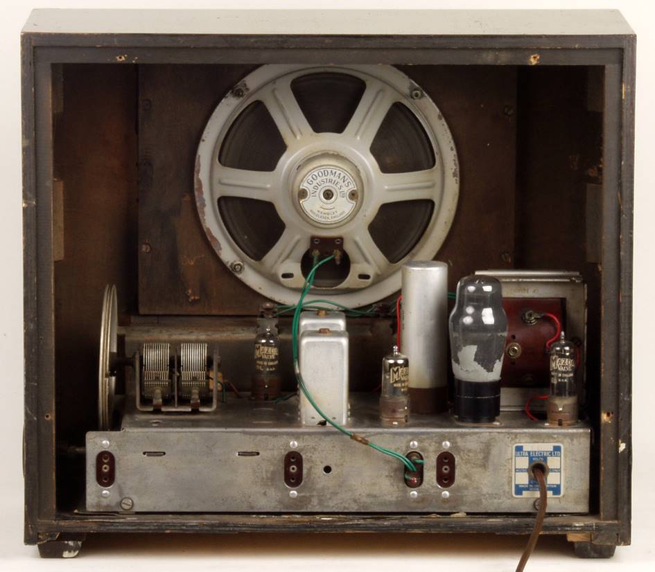 Ein Bild, das Schrank, Backofen, T�r, Mikrowelle enth�lt.

Automatisch generierte Beschreibung