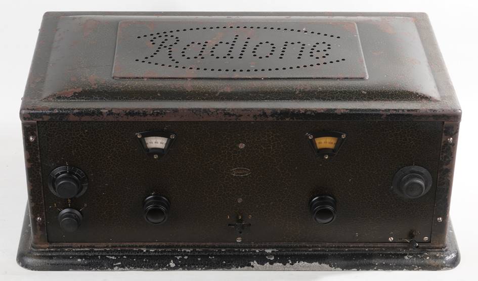 Ein Bild, das Elektronik, sitzend, Auto, alt enth�lt.

Automatisch generierte Beschreibung