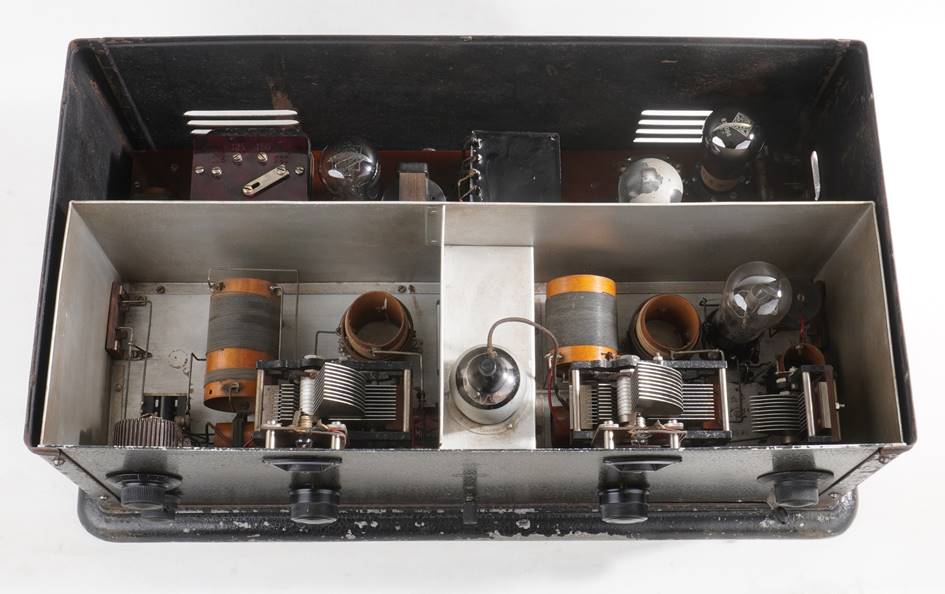 Ein Bild, das Elektronik, R�hre, alt enth�lt.

Automatisch generierte Beschreibung