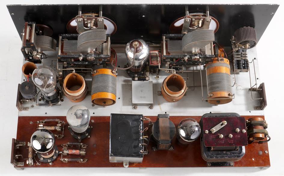 Ein Bild, das Elektronik, Tisch, sitzend enth�lt.

Automatisch generierte Beschreibung