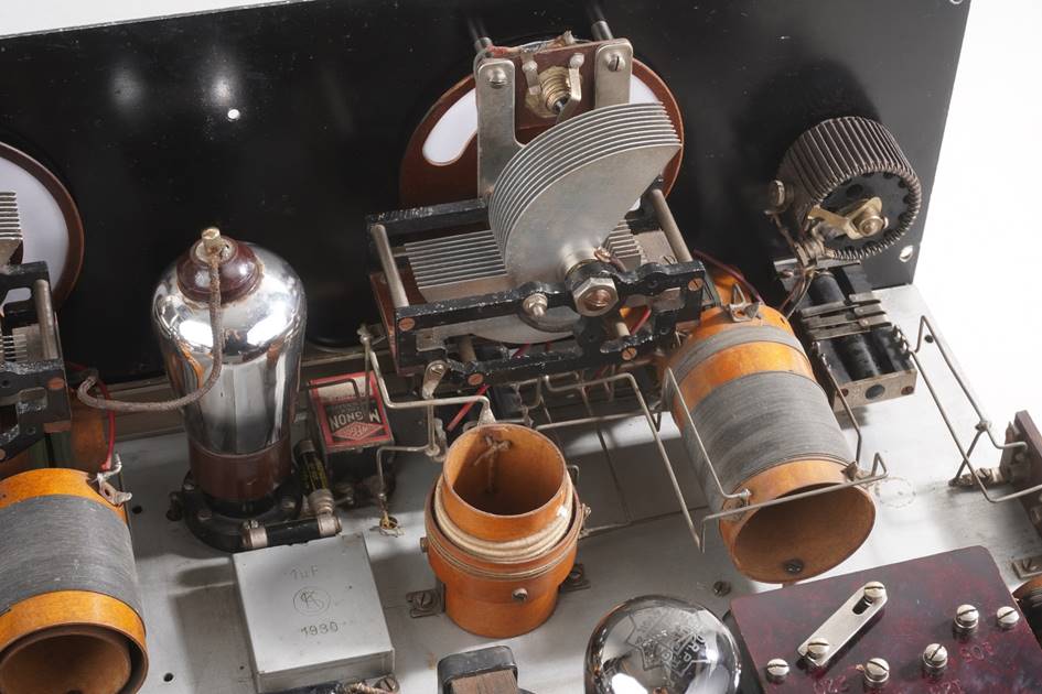 Ein Bild, das drinnen, Maschine, Tisch, sitzend enth�lt.

Automatisch generierte Beschreibung