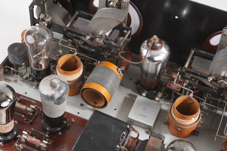 Ein Bild, das drinnen, Tisch, sitzend, �bertroffen enth�lt.

Automatisch generierte Beschreibung