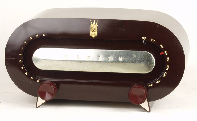 Ein Bild, das drinnen, sitzend, schwarz, Tisch enth�lt.

Automatisch generierte Beschreibung