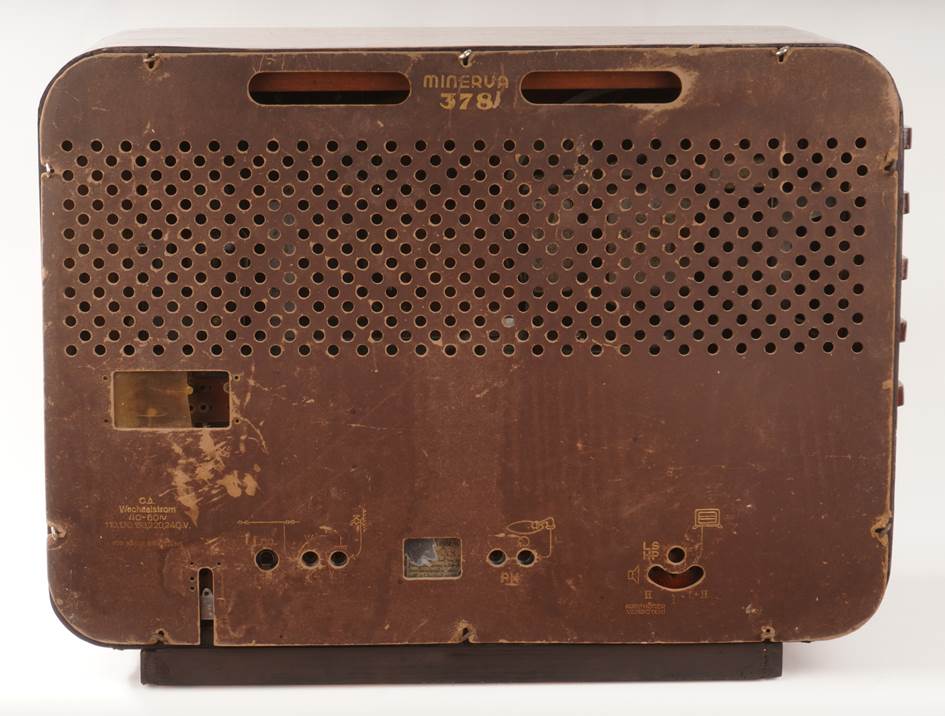 Ein Bild, das Radio, Ger�t, Im Haus, Transistor enth�lt.

Automatisch generierte Beschreibung