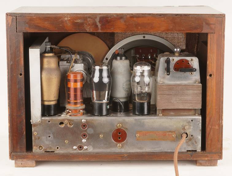 Ein Bild, das Elektronik, aus Holz, alt, R�hre enth�lt.

Automatisch generierte Beschreibung