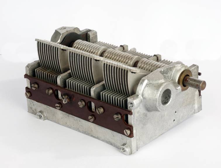 Ein Bild, das alt, Maschine enth�lt.

Automatisch generierte Beschreibung