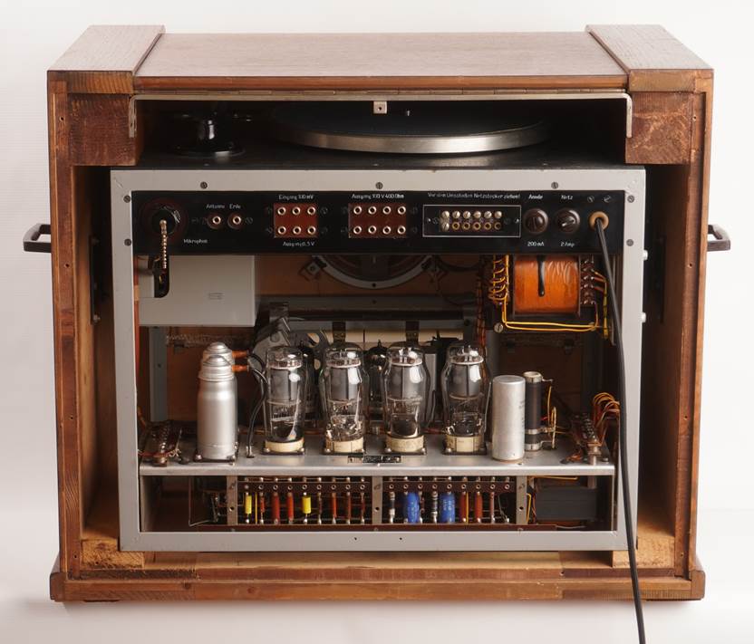 Ein Bild, das drinnen, Regal, offen, Minibar enth�lt.

Automatisch generierte Beschreibung
