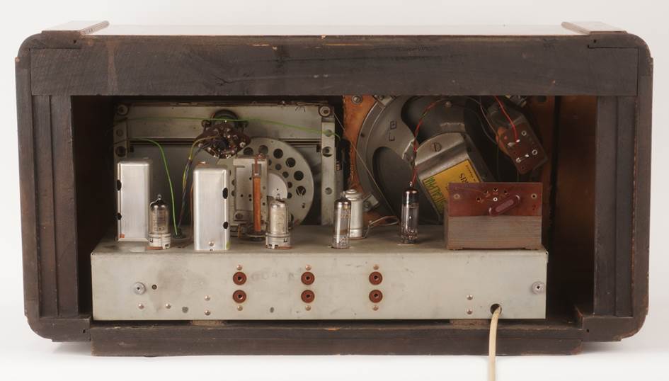 Ein Bild, das drinnen, Mikrowelle, Regal, Backofen enth�lt.

Automatisch generierte Beschreibung