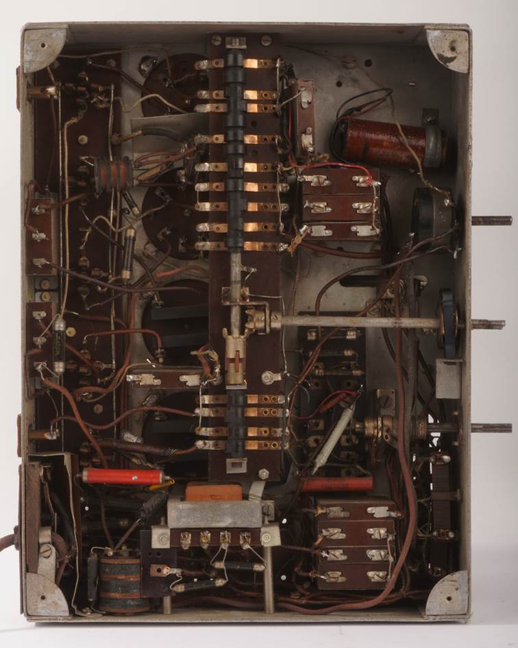 Ein Bild, das Elektronik, Elektrisches Bauelement, Elektronisches Bauteil, Elektrische Leitungen enth�lt.

Automatisch generierte Beschreibung