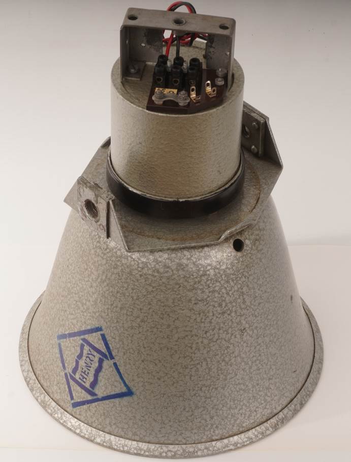 Ein Bild, das Silber, Im Haus, R�hre enth�lt.

Automatisch generierte Beschreibung