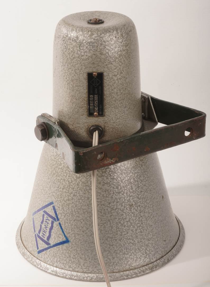 Ein Bild, das Im Haus, Silber, Glocke enth�lt.

Automatisch generierte Beschreibung