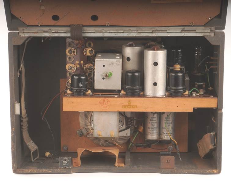 Ein Bild, das Elektronik, Maschine, Elektrische Leitungen, Im Haus enth�lt.

Automatisch generierte Beschreibung