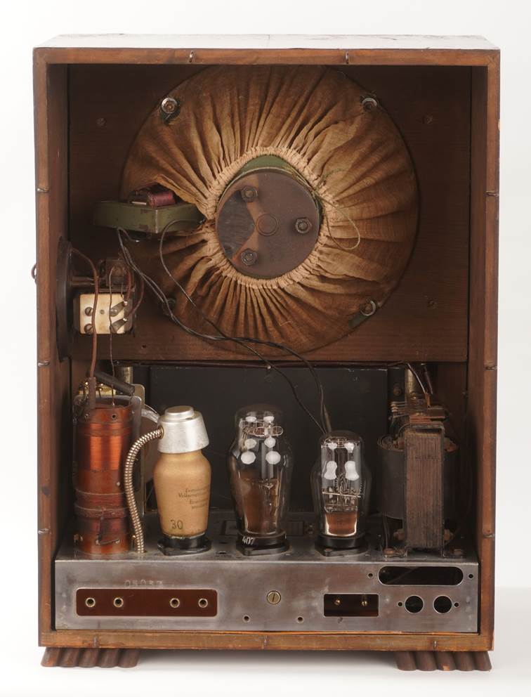 Ein Bild, das Flasche, Im Haus, Stilllebenfotografie, Wand enth�lt.

Automatisch generierte Beschreibung