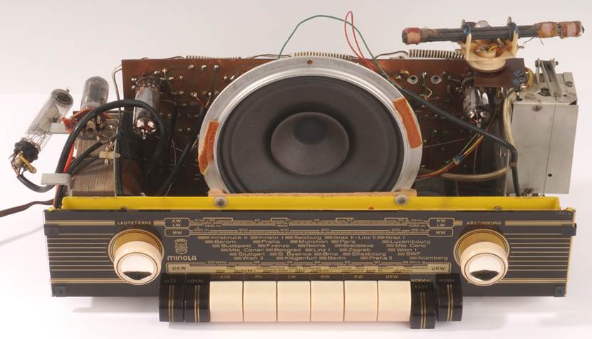 Ein Bild, das Elektronik, Motor, Projektor enth�lt.

Automatisch generierte Beschreibung