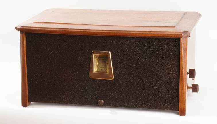 Ein Bild, das Kasten, Tisch, Schreibtisch enth�lt.

Automatisch generierte Beschreibung