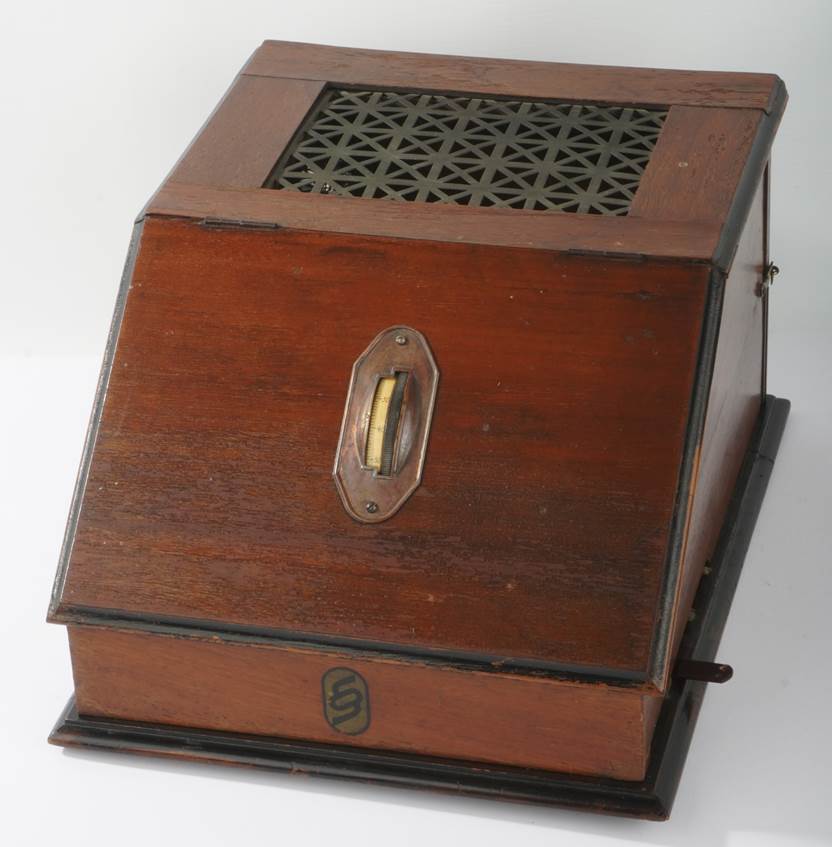 Ein Bild, das Sitzen, h�lzern, Im Haus, Boden enth�lt.

Automatisch generierte Beschreibung