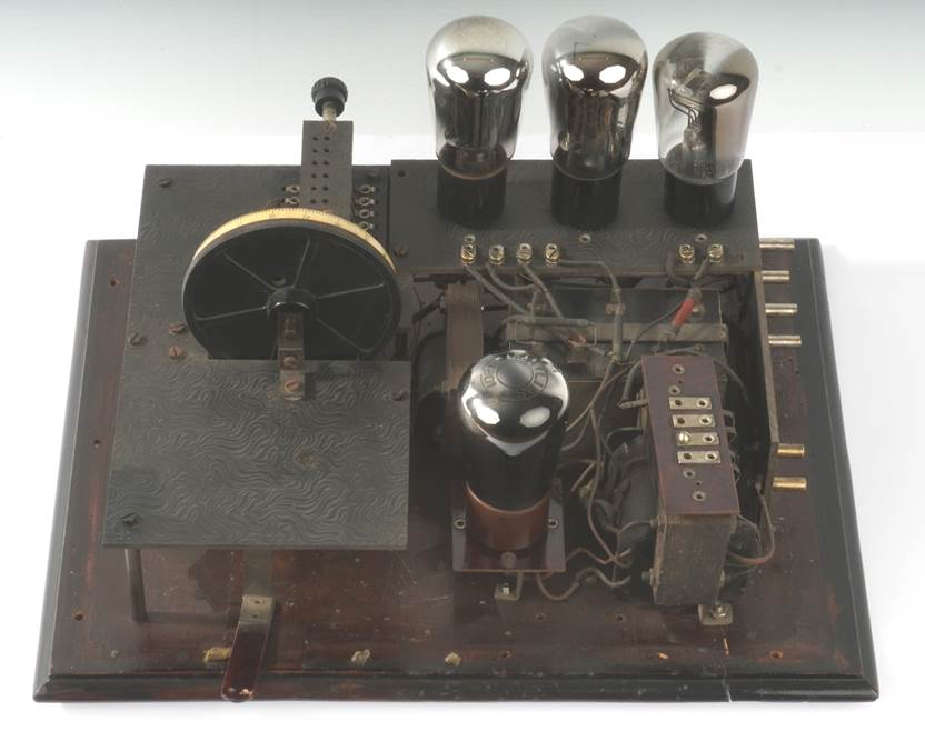 Ein Bild, das Elektronik, Maschine, Elektrische Leitungen, Elektrisches Bauelement enth�lt.

Automatisch generierte Beschreibung