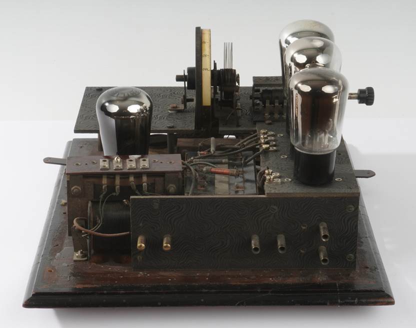 Ein Bild, das Maschine, Elektronik, R�hre, Im Haus enth�lt.

Automatisch generierte Beschreibung