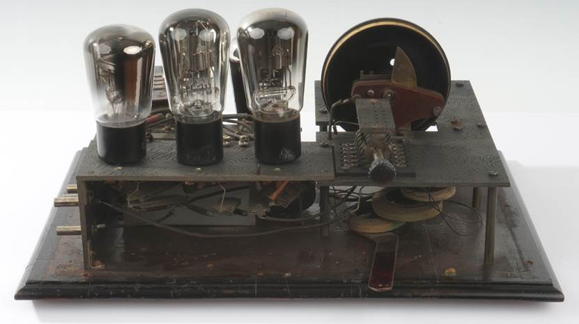 Ein Bild, das Elektronik, R�hre, Im Haus enth�lt.

Automatisch generierte Beschreibung