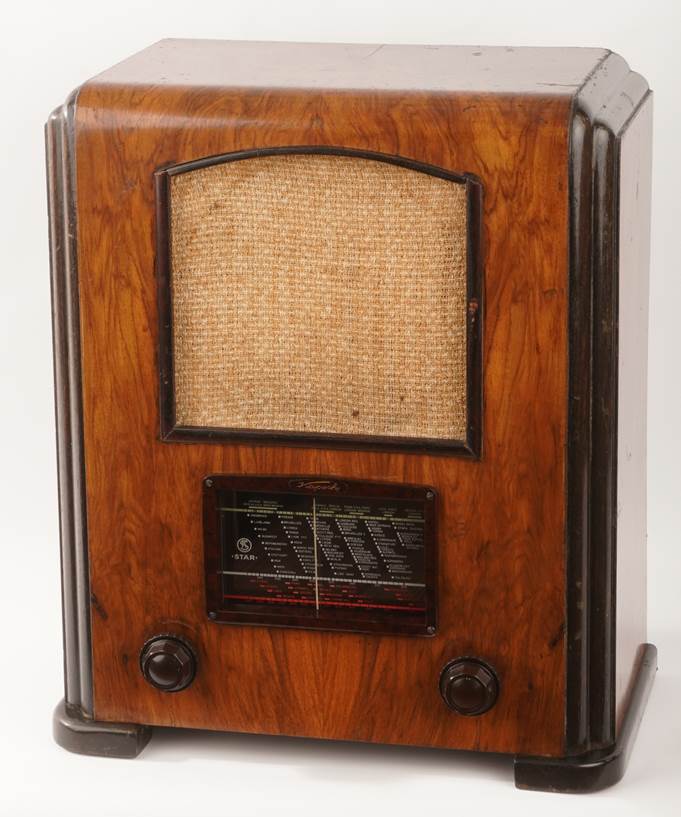 Ein Bild, das Radio, h�lzern, Im Haus, Holz enth�lt.

Automatisch generierte Beschreibung