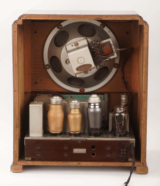 Ein Bild, das Im Haus, Wand, h�lzern, Regal enth�lt.

Automatisch generierte Beschreibung