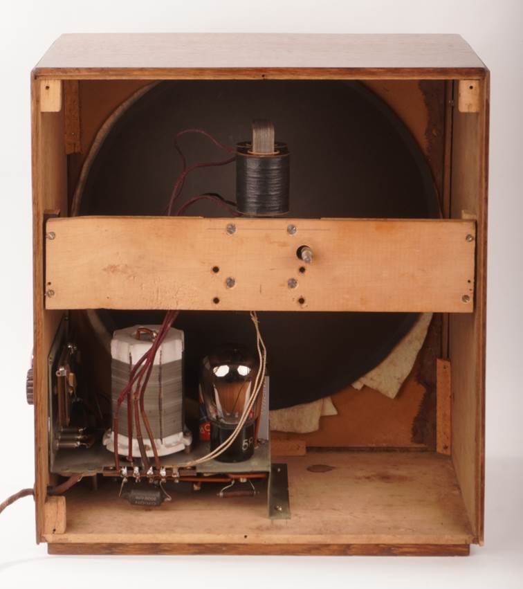 Ein Bild, das h�lzern, Elektrische Leitungen, Im Haus, Holz enth�lt.

Automatisch generierte Beschreibung