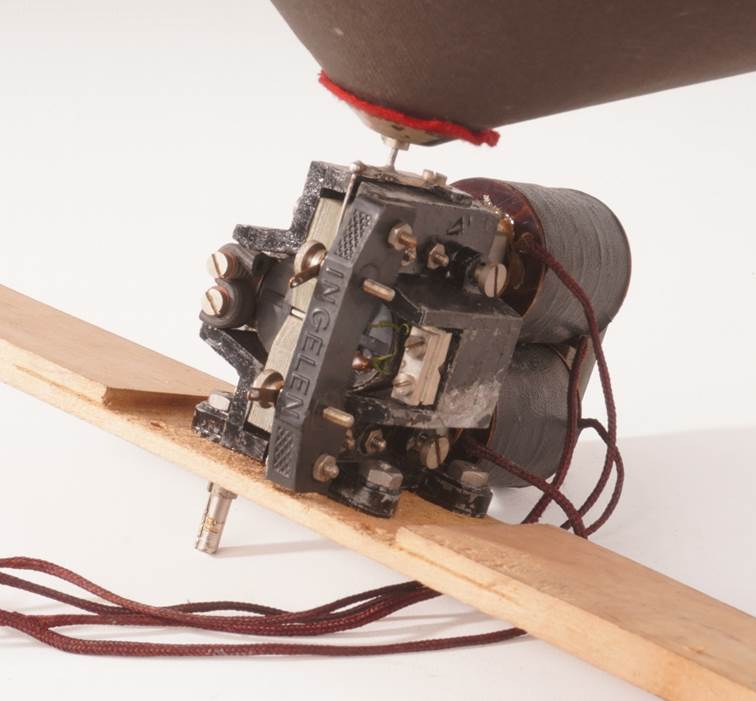 Ein Bild, das Elektrische Leitungen, Maschine, Werkzeug, Bautechnik enth�lt.

Automatisch generierte Beschreibung